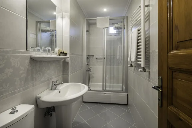 Economy, Basement, 1 Double and 1 Single Bed، Hotel Sari Konak 3/3