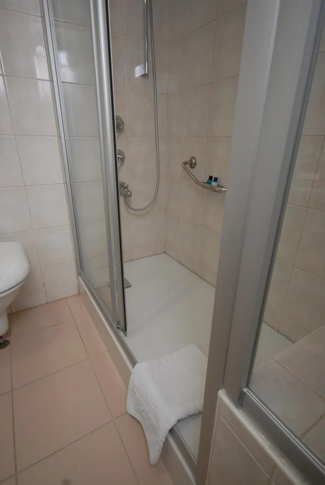 غرفة قياسية، Class Hotel 8/9