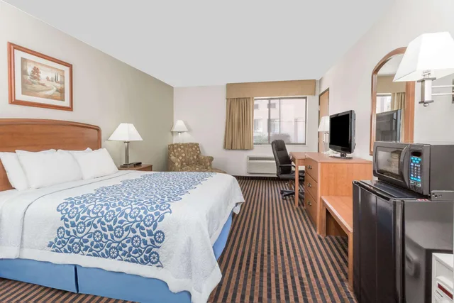 Room, Queen Bed, Days Inn by Wyndham Sidney NE 1/1