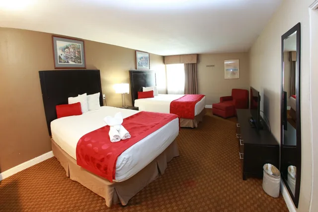 1 Bedroom, Suite, Multiple Beds، Ramada by Wyndham Fresno North 1/3