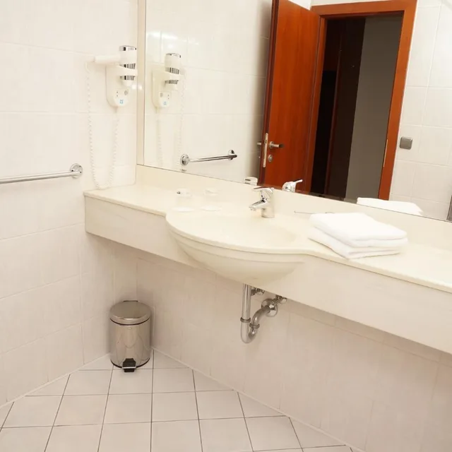 غرفة بسرير مزدوج أو سريرين منفصلين، Coronet Hotel 9/10