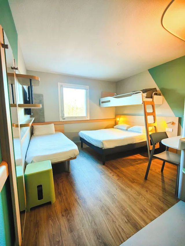 غرفة ثلاثية بسرير مزدوج وسرير بطابقين، Ibis Budget Rodez 9/10
