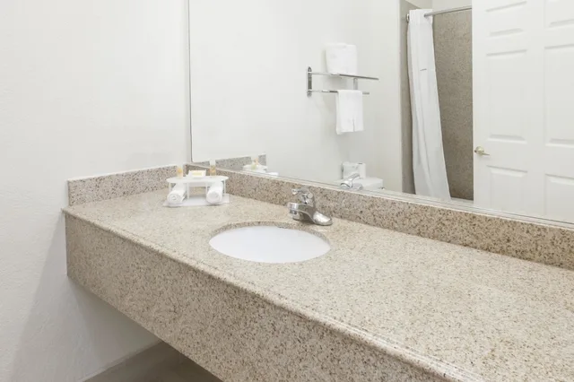 2 Queen Beds - Mob Acc RI Shwr Nsmk Micfridg، Studio6 Suites Pasadena, TX 6/8