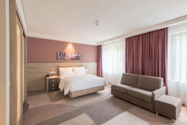 غرفة ركنية بسرير كوين مع أريكة، Hampton By Hilton Frankfurt City Centre East 2/7