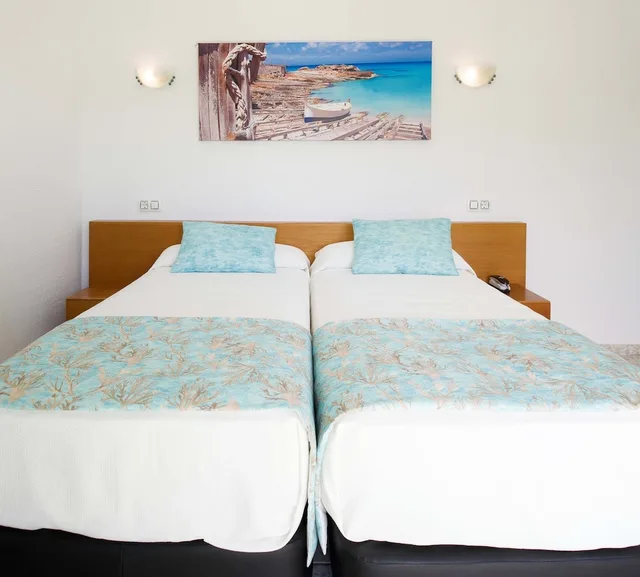 غرفة بسريرين منفصلين بشرفة، Hotel Tropical Ibiza 2/4