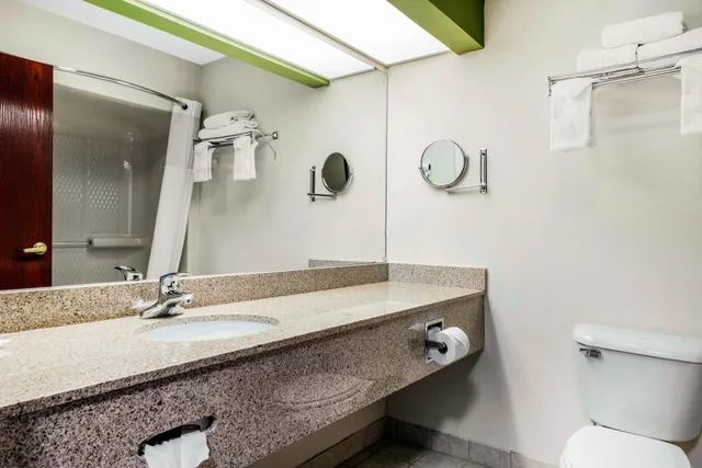 غرفة قياسية بسرير كينج مع أريكة، Quality Inn & Suites Anderson I-69 3/3