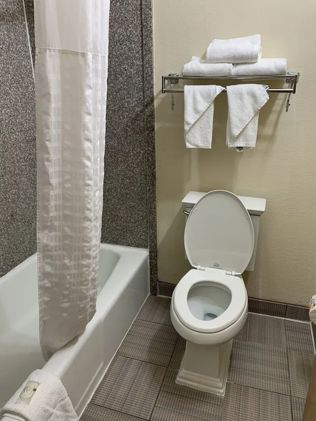 غرفة قياسية بسرير مزدوج، Quality Inn and Suites Pensacola Bayview 4/5