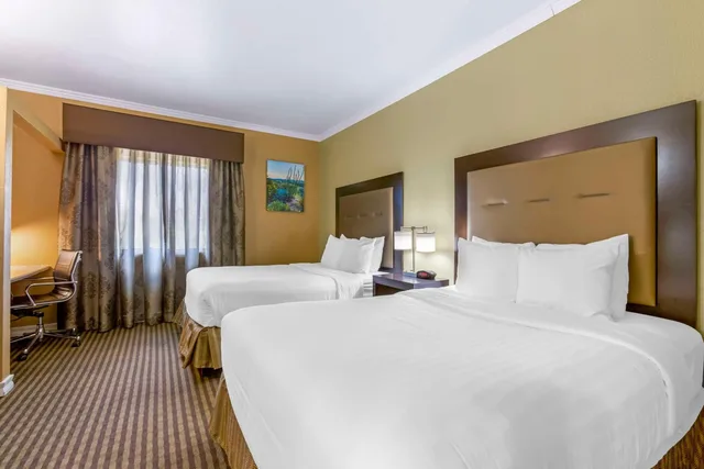 Suite, Queen Bed, Royal Sun Inn & Suites 5/7