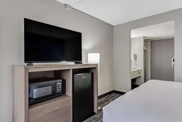 غرفة بسرير كوين، Clarion Pointe Near Erie Casino 2/4