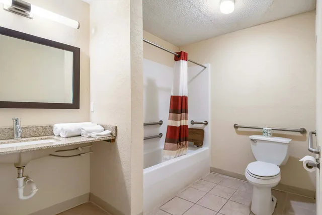 غرفة سوبيريور بسرير كينج لذوي الإعاقة، Red Roof Inn Anderson 3/4