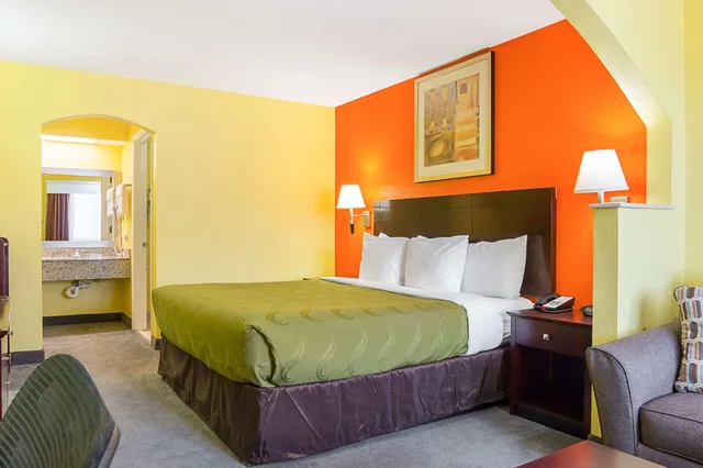 Room, King Bed, Quality Inn Carthage, TX 1/2