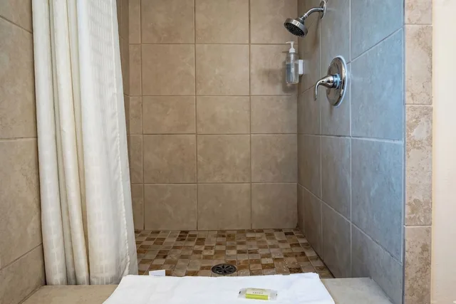 غرفة بسرير كينج للمدخنين، Om Park Inn and Suites El Cajon near San Diego 7/7