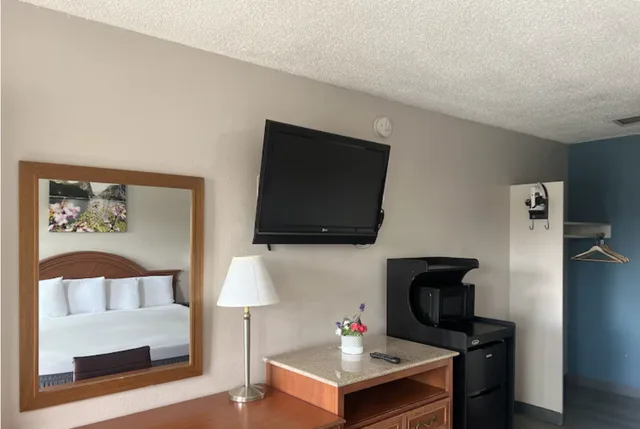 غرفة بسرير كينج لذوي الإعاقة، Days Inn by Wyndham Chico 2/2