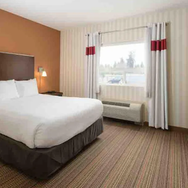 2 Bedrooms, Suite, 1.5 Bathrooms, Four Points By Sheraton Prince George 2/10