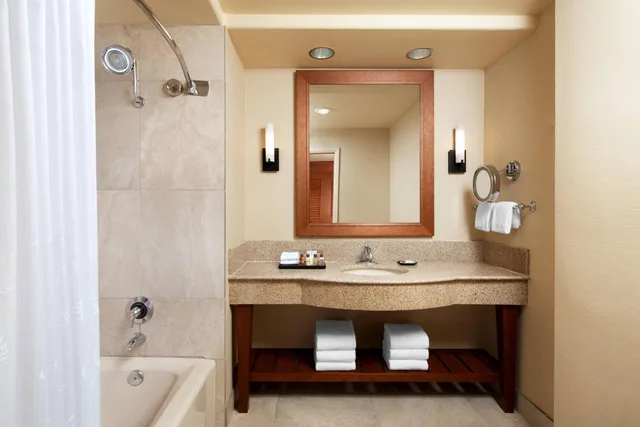Guest Room, King Bed, Large, Club Floor، SHERATON LA JOLLA HOTEL 4/6