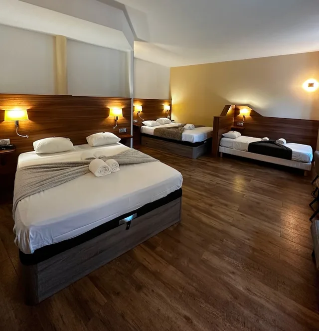 Family, 1 Single and 2 Double Beds، LOGIS HOTEL AU TERMINUS 2/3