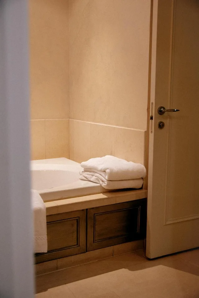 جناح جونيور، Windsor Arms Hotel 3/5
