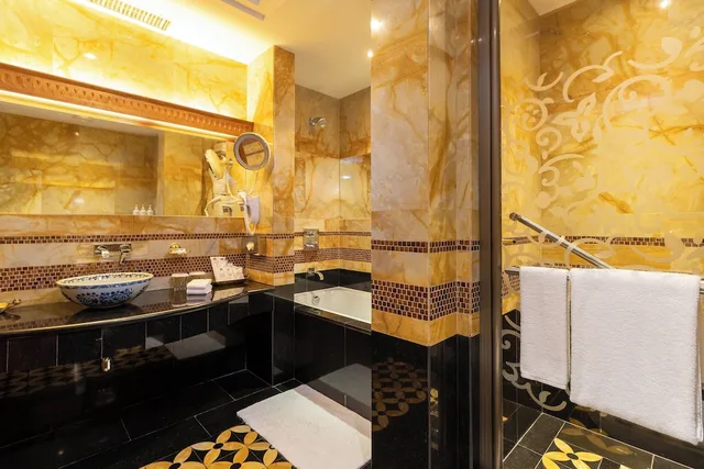 جناح بسرير فردي بإطلالة على البحر بغرفتي نوم بحوض جاكوزي مع دخول صالة النادي، Holiday Inn Kuwait 5/5