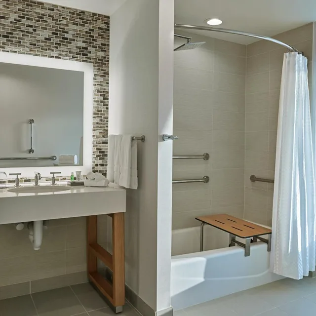 جناح جونيور بسرير كينج بحوض استحمام لذوي الإعاقة، The Westin Denver International Airport 2/2