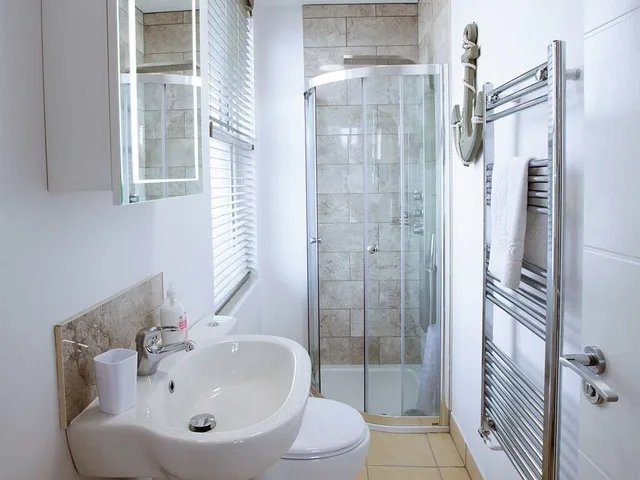 شقة بسرير كينج وسريرين منفصلين بحمام خاص، Austen's Luxury Apartments 7/10