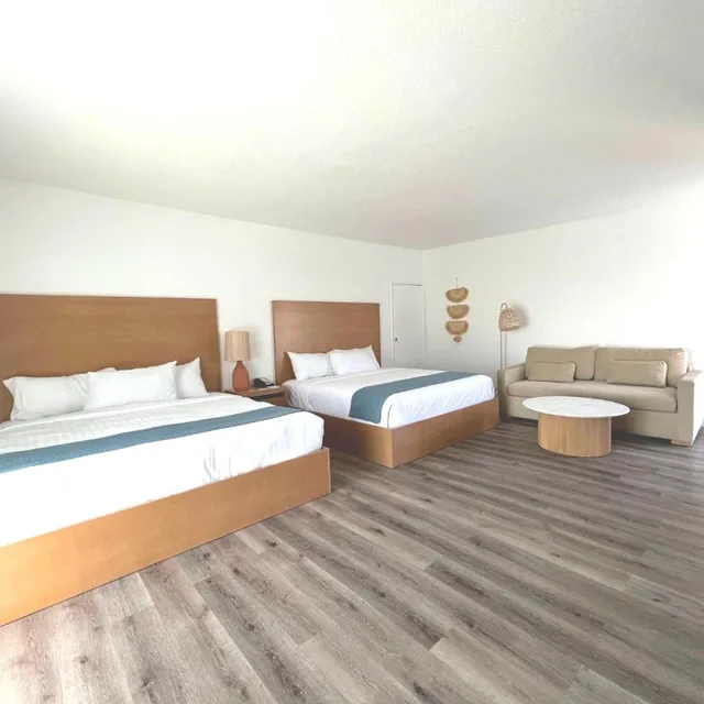 غرفة بسرير كينج بإطلالة على البحر مع أريكة، Capri Laguna Inn On the Beach 1/2