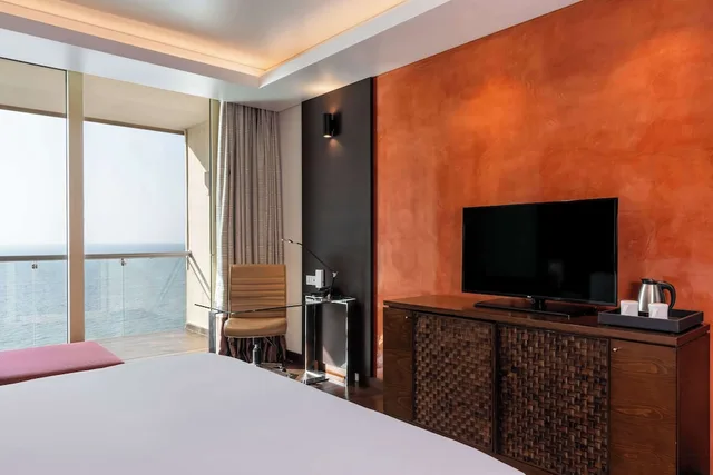 غرفة بريميوم بسريرين كوين بإطلالة على البحر بشرفة، Radisson Blu Hotel, Conakry 9/10