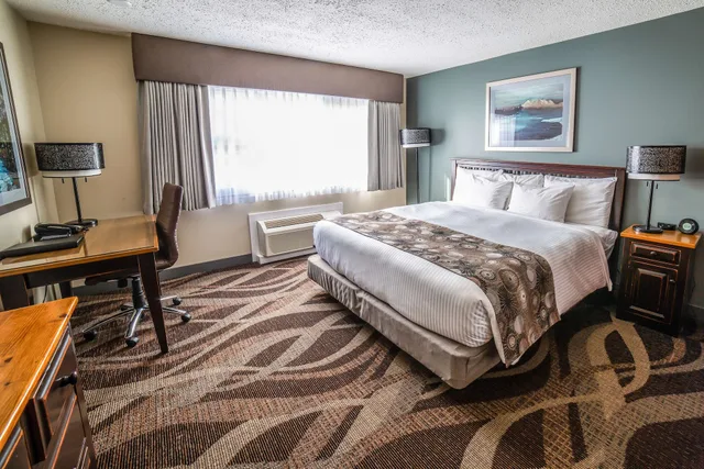 غرفة قياسية بسرير كينج بمطبخ صغير، Prestige Hudson Bay Lodge & Conference Centre, WorldHotels 2/4