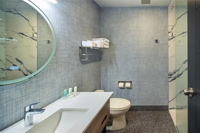 جناح بسرير كينج، Quality Inn Suites Levis 2/3