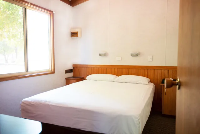 كابينة بسرير بطابقين وسرير كوين بغرفتي نوم، Nrma Dubbo Holiday Park 2/4