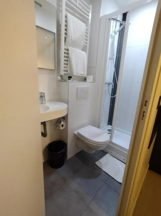 غرفة بسريرين منفصلين بحوض استحمام، HOTEL BONSEJOUR MONTMARTRE 7/7