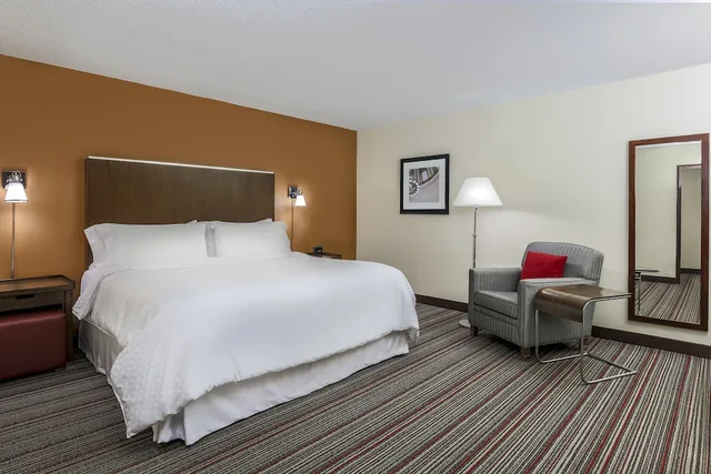 جناح بسرير كينج بغرفة نوم واحدة مع أريكة، Four Points by Sheraton Bentonville 1/4