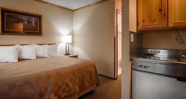 غرفة بسريرين كوين بإطلالة على البحيرة، CENTERSTONE RESORT LAKE-AIRE 2/7