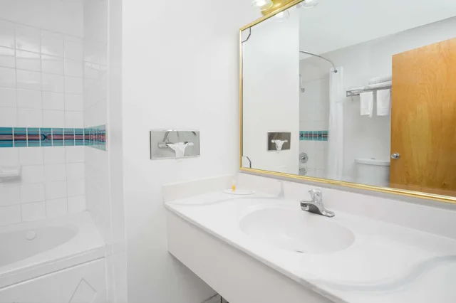 غرفة قياسية بسرير كينج، Days Inn & Suites by Wyndham Red Rock-Gallup 3/3