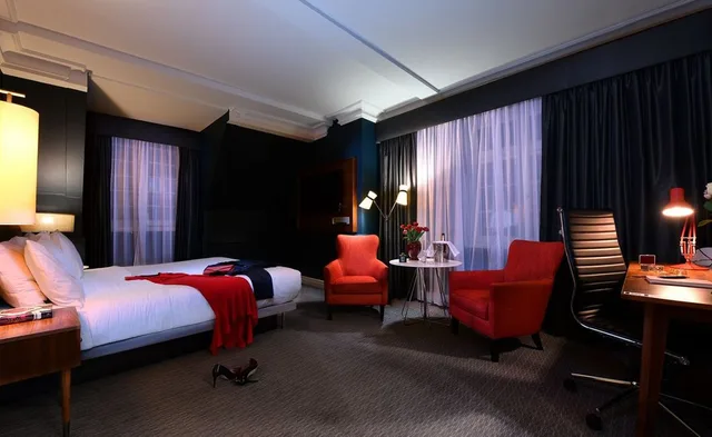 جناح جونيور، The Dilly Hotel 1/3