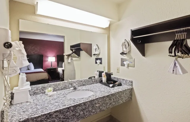 غرفة ديلوكس بسرير كوين للمدخنين، Red Roof Inn Oklahoma Airport - I-40 W/Fairgrounds 3/5