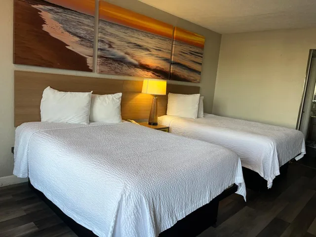 غرفة قياسية بسريرين مزدوجين، Days Inn & Suites By Wyndham Dayton North 1/5