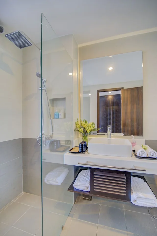 غرفة ديلوكس بسرير كينج بشرفة، White Lotus Hotel Hoian 7/8