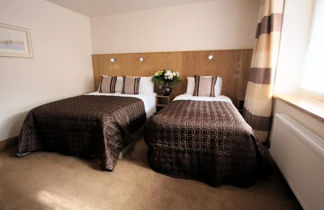 غرفة قياسية ثلاثية، Blooms Hotel 1/2