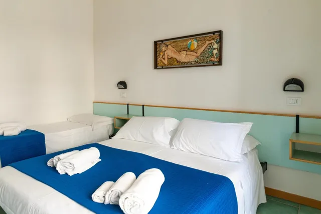 غرفة قياسية ثلاثية بشرفة، Hotel Plaza 1/10