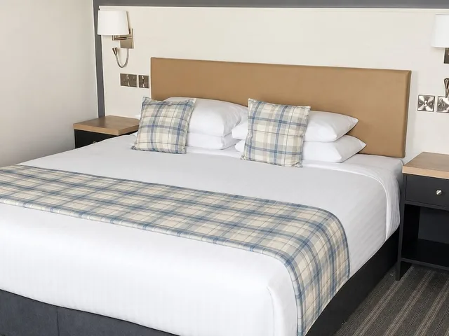 Family Suite, Queen Bed, Sofa, North West Castle Hotel 2/4