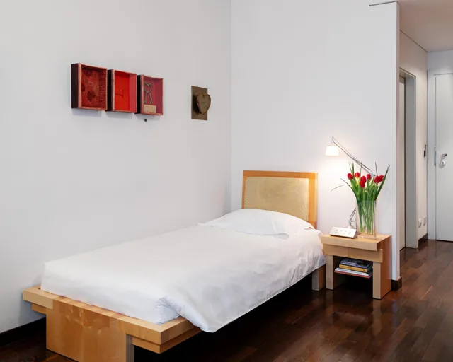 Room, Single, Greif 1/5