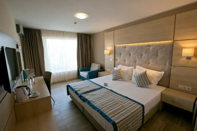 Room, Double Bed, Side Sea View, Balcony, Building 2، Royal Bay Resort 4/10