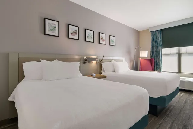 غرفة قياسية بسريرين كوين، Hilton Garden Inn Madison West Middleton 3/4