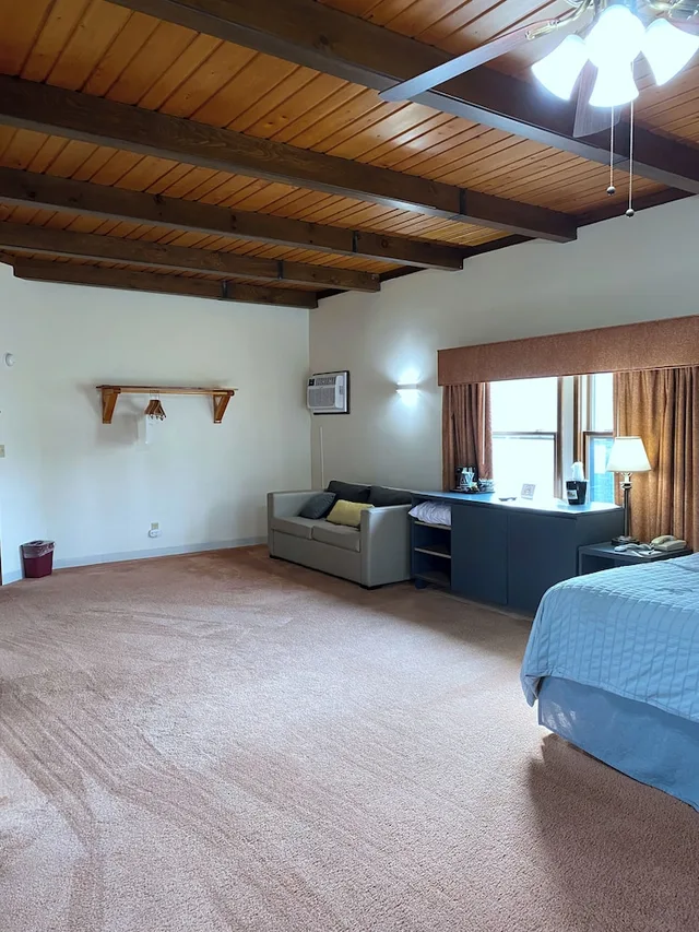 جناح بسرير كينج مع أريكة، Pictured Rocks Inn & Suites 6/9