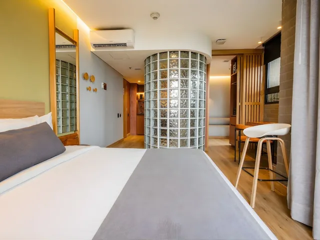جناح جونيور بسرير كوين، Heiss Hotel 5/10