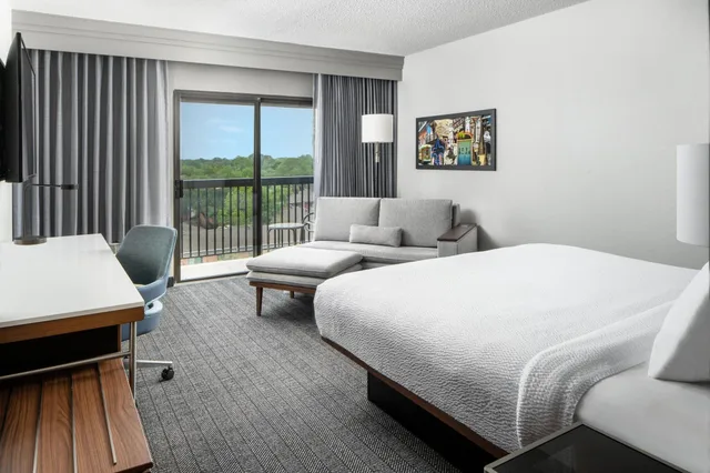 غرفة بسرير كينج، Courtyard By Marriott New Orleans Metairie 1/2