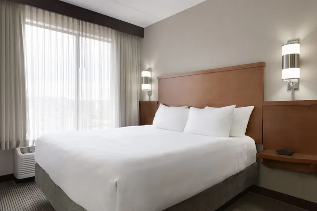 غرفة بسرير كينج في طابق مرتفع، Hyatt Place Nashville Airport 1/5
