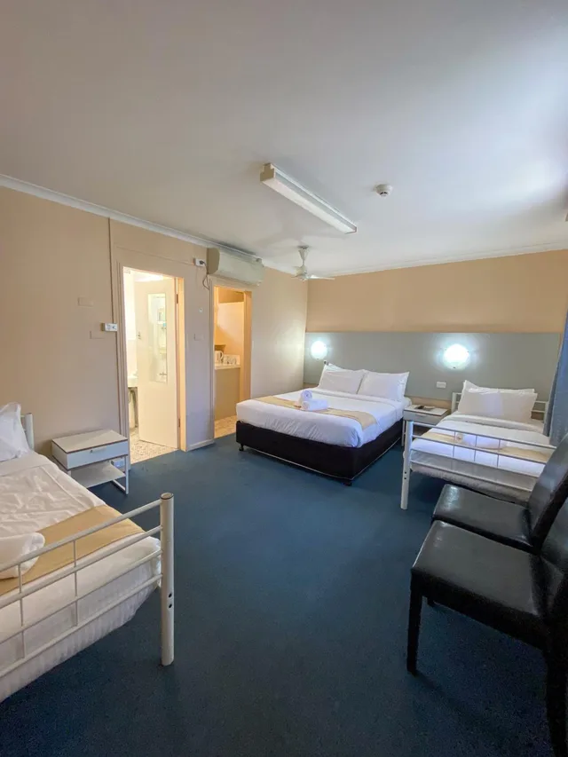 غرفة عائلية بسرير مزدوج وسريرين منفصلين، Flinders Motel 3/4