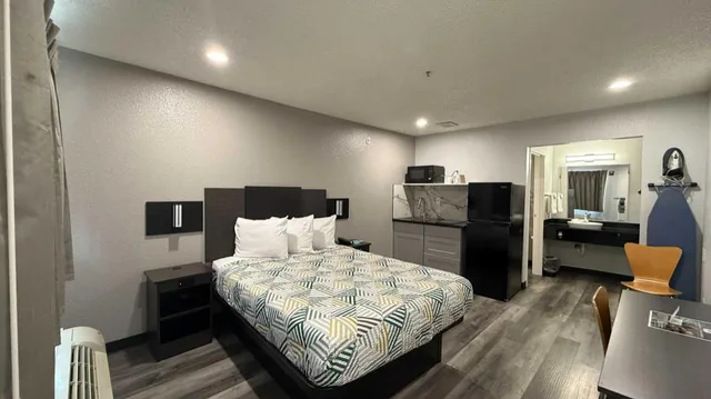 1 Queen Bed ADA/RI Shower/Nsmk/Kitchen، OYO 1000969 Studio6 Tacoma, WA - South 2/10