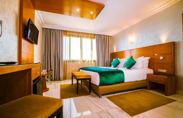 جناح عائلي بثلاثة أسرّة وسرير كوين بغرفتي نوم مع أريكة، Argana Hotel 5/10